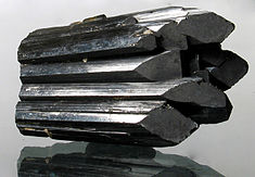 Польза и применение турмалина связано с его кристаллической решеткой